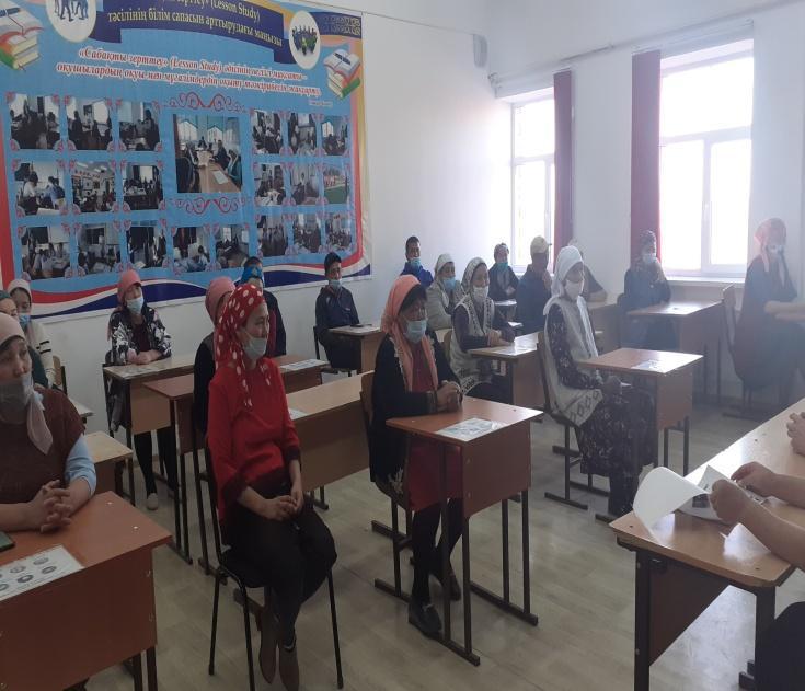 Жиналыс. 2020-2021 оқу жылында әлеуметтік тұрмысы төмен, көп балалы отбасы балаларына компьютер, ноутбук, планшеттерді тарату туралы